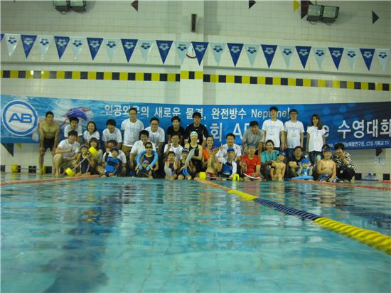 지난 20일 AB코리아가 서울 미아동에 위치한 화계초등학교 스포츠센터에서 개최한 '제1회 넵튠 수영대회'에 참가한 청각장애아동 가족들이 단체로 기념촬영을 하고 있다