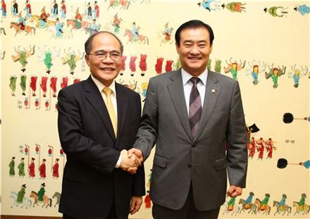 강창희 의장과 응웬 신흥 베트남 의장이 악수하고 있다. 