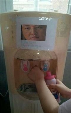 감시하는 민준국, 어디 무서워서 물 먹겠나? '화제'