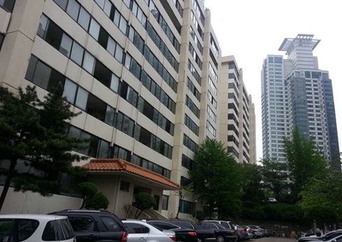 홍실 아파트 단지 전경. 단지 뒤로 46층 초고층 아파트인 삼성동 아이파크가 눈에 들어온다. 
