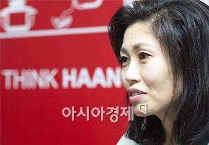 한경희생활과학의 한경희 대표가 예비 창업자들에게 꿈을 갖고 자기가 도전할 일이라고 생각한다면 끝까지 해야 한다고 조언하고 있다. 윤동주 기자 doso7@