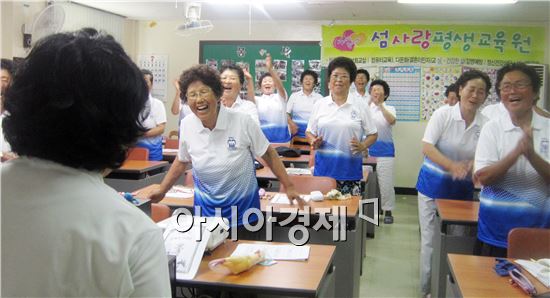 완도 웃음치료사들, '빙그레 웃는 섬'  주민들에게 큰 호응 