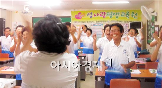 완도 웃음치료사들, '빙그레 웃는 섬'  주민들에게 큰 호응 