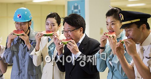 [포토]대한항공, 수박 나눔 행사