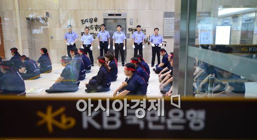 [포토]국민은행 본점 곳곳에 '이건호 자진사퇴'