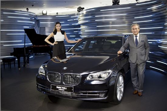 BMW 코리아가 플래그십 모델인 7시리즈의 고객만을 위한 특별한 브랜드 문화 체험 공간, ‘BMW 7시리즈 모빌리티 라운지 3.0’을 강남 전시장에서 오픈했다. 김효준 사장이 모빌리티 라운지에 전시된 7시리즈와 함께 기념촬영을 하고 있다.  올해로 3회째를 맞이한 7 라운지는 최초로 BMW 공식 딜러 전시장에서 열리며, 24일 BMW 서울 강남 전시장을 시작으로 9월 말까지 서초, 대치, 분당, 송도 전시장을 차례대로 순회하며 운영된다.