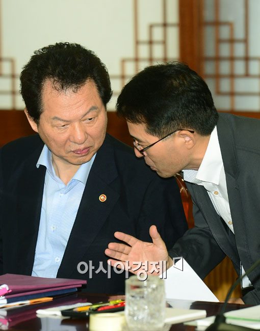 [포토]학교폭력대책위원회 앞두고 무슨 이야기 나누나 