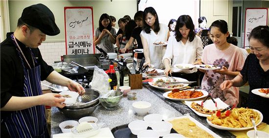 ▲'CJ프레시웨이는 우수고객초청 급식메뉴 세미나'를 개최했다고 23이리 밝혔다. 이날 인천지역 영양사 선생님들 31분이 참석해 실습을 하고 있다.
