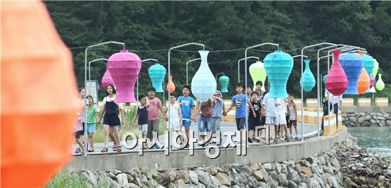 [포토]강진군 해안도로에 걸린 청자 燈  관광객 유혹 