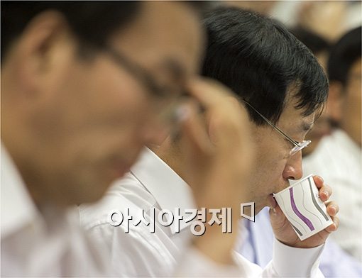 [포토]물 마시는 김상현 NHN 대표