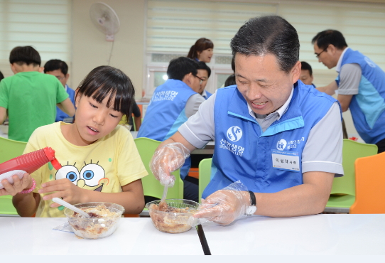 [포토뉴스]이성락 사장 등 신한생명 임원들, 보육원서 봉사활동