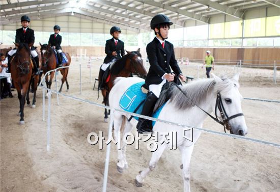 곡성중앙초등학교 천리마 승마단원이 말을 타고 있다. 