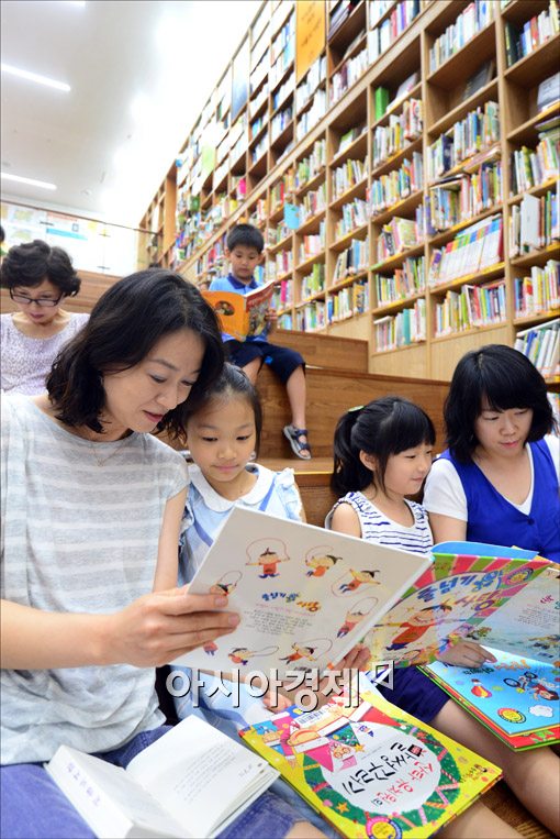 [포토]방학 맞이, 도서관 찾은 어린이들