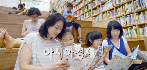 [포토]'엄마가 읽어주는 책 재미있어요~'