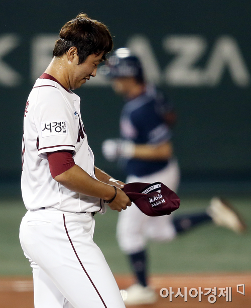 [포토] 박성훈 '백투백 홈런을 얻어맞다니'