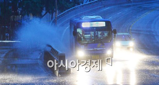 [포토]버스만한 물보라 