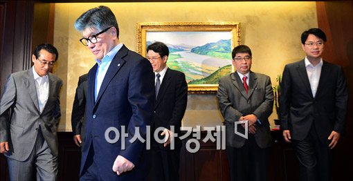 [포토]자리로 향하는 김중수 총재