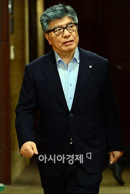 [포토]입장하는 김중수 한은 총재