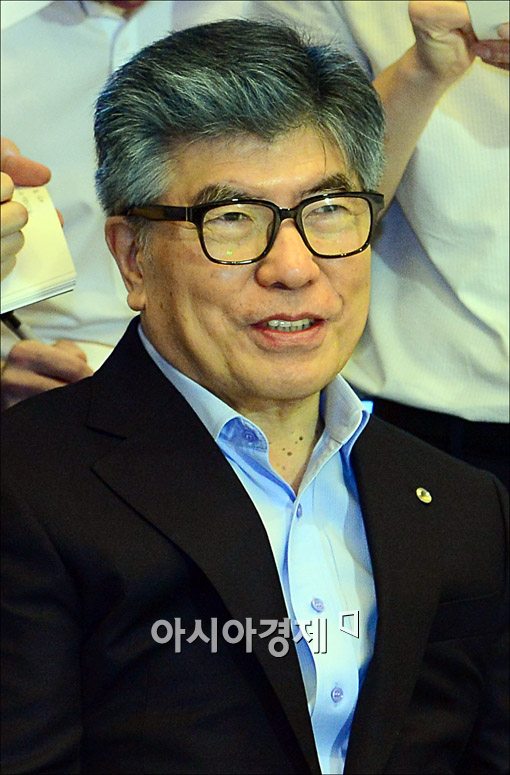 [포토]미소 짓는 김중수 한은 총재