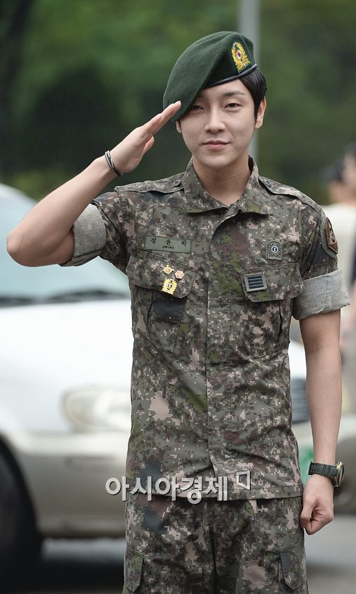 [포토]'초신성' 윤학 "충성 전역을 신고합니다"