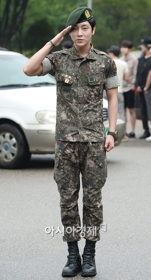 [포토]거수경례하는 윤학