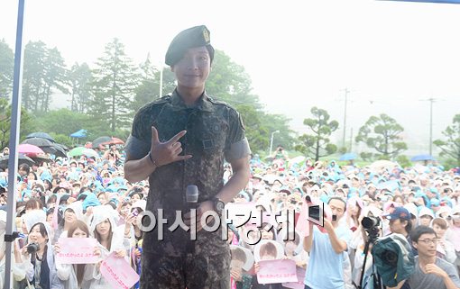 [포토]윤학, 팬들과 함께 기념촬영~