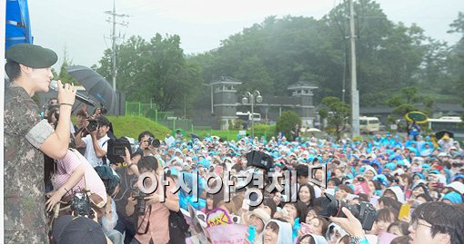 [포토]'전역' 윤학, "현역 근무 마치고 왔습니다"