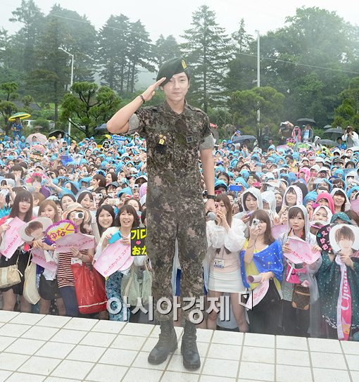 [포토]초신성 윤학, 수천명 팬들 앞에서 '전역 신고'