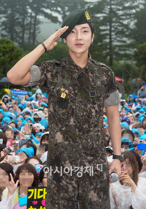 [포토]전역신고하는 초신성 윤학