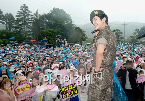 초신성 윤학 전역식, 궂은 날씨 속 韓-日 팬 1500명 몰려(종합)