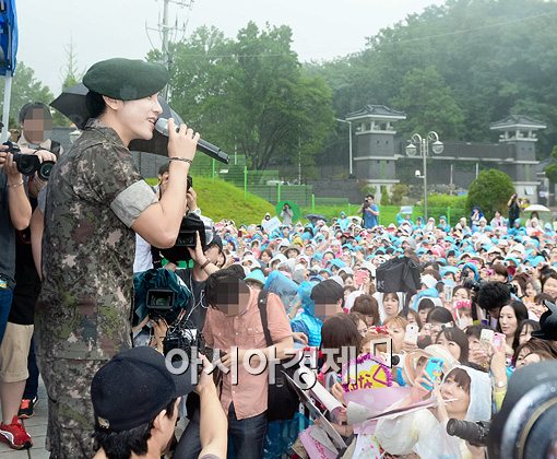 [포토]윤학 "팬들도 맞는 비, 저도 맞겠습니다"