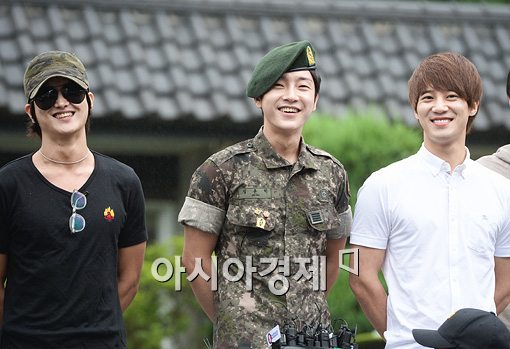 [포토]'전역' 윤학, "씨스타-걸스데이 군생활 활력소"