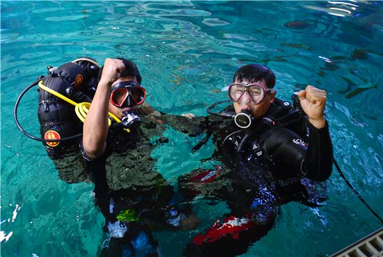 바다를 훔쳐왔다…그속에서 물고기와 논다