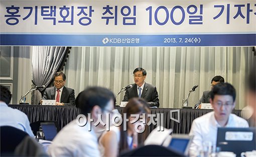 [포토]취임 100일 기자회견 갖는 홍기택 산은 회장