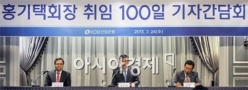 [포토]기자회견 갖는 홍기택 회장