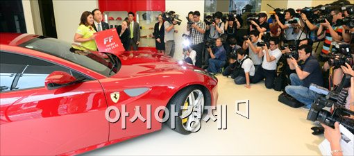 [포토]박인비와 페라리FF, 몰린 취재진들