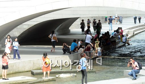 [포토]뜨거운 햇볕에 다리 아래로 
