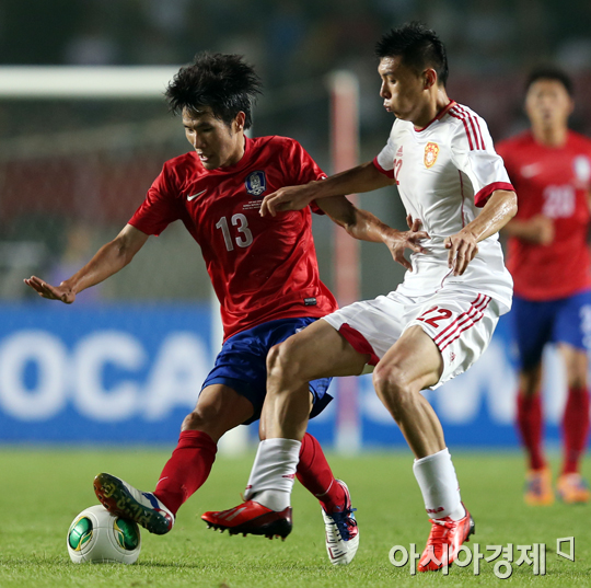 [포토] 공 다투는 한국영