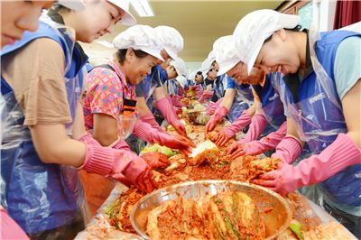 삼성에버랜드 임직원들이 25일 수해를 입은 자매마을 복구활동과 여름철 김장김치 담그기 봉사활동을 펼치고 있다. 
