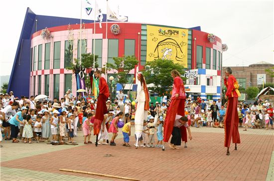 올해로 춘천인형극제가 25회째를 맞았다. 사진은 2005년 춘천인형극제 거리공연 모습. 