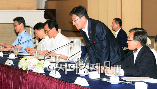 [포토]인사하는 윤상직 장관 