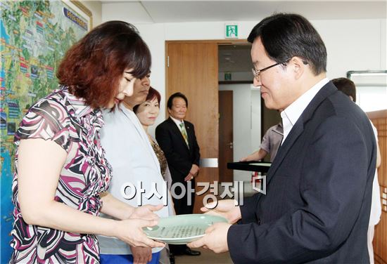 [포토]배용태 전남도 행정부지사 '숨은 의인 선행자' 표창