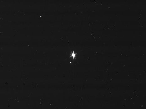 ▲ 탐사선 카시니호가 지난 19일 토성 인근에서 촬영한 지구(중앙)와 달(좌측 아래)의 모습.(출처: NASA 공식 홈페이지)