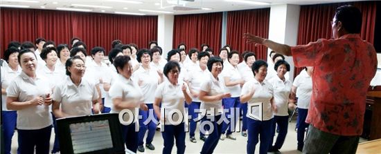 장흥군 여성 댄스·노래교실 팀 물축제 무대에 올라