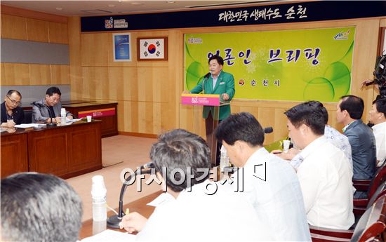 조충훈 순천시장이 15일 시청회의실에서 정례브리핑을 하고 있다.