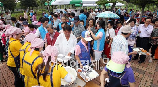 [포토]'사랑의 밥차' 어르신들로 북새통