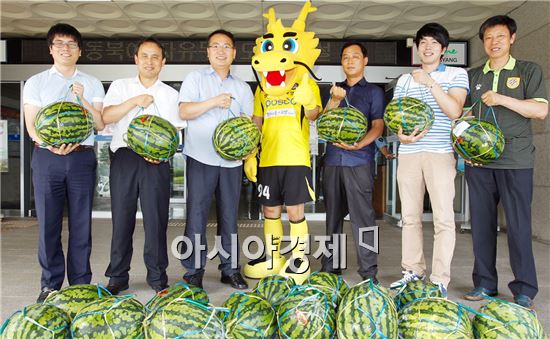 [포토]전남드래곤즈 철룡이, 광양시청 직원들에게 수박 전달