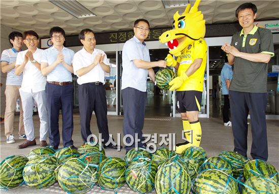[포토]전남드래곤즈 철룡이, 광양시청 직원들에게 수박 전달
