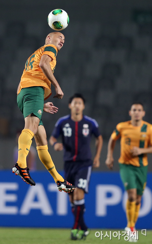 [포토] 루반 자코비치 '헤딩으로 걷어낸다'