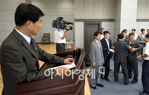 [포토]북측 기자회견 저지 시도하는 통일부 관계자